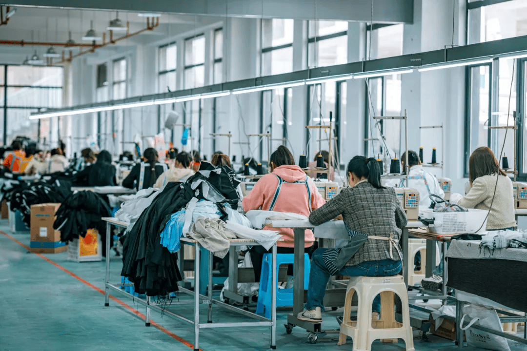 急招900多人！昭通鎮(zhèn)雄紡織服裝產(chǎn)業(yè)園正式投產(chǎn)，帶動(dòng)日用品銷售新機(jī)遇